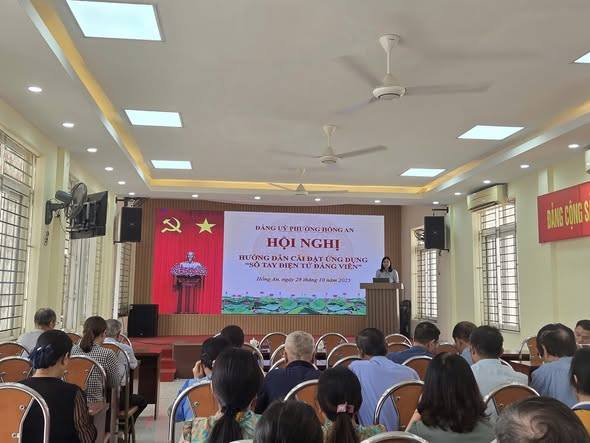  Đảng ủy phường Hồng An tổ chức hướng dẫn cài đặt ứng dụng "Sổ tay đảng viên điện tử" cho cán bộ các chi bộ Tổ dân phố trực thuộc Đảng bộ phường.