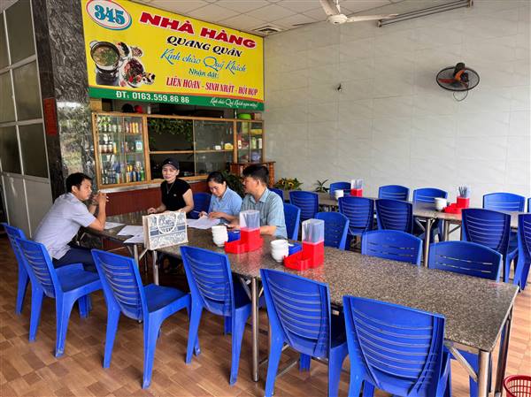 Đoàn khảo sát của Ban Văn hóa - xã hội HĐND phường Hồng An kiểm tra việc thực hiện các quy định của pháp luật về an toàn thực phẩm