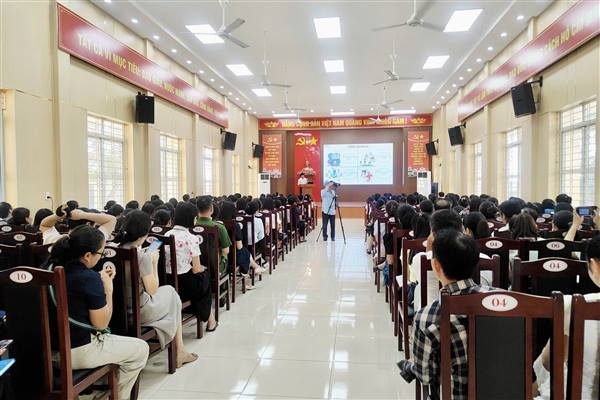 Tập huấn ứng dụng trí tuệ nhân tạo (AI) cho cán bộ, công chức, viên chức phường Hồng An năm 2025