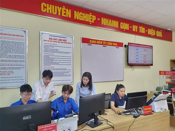 Tổ Ứng cứu Công nghệ và Nghiệp vụ hỗ trợ giải quyết thủ tục hành chính phối hợp cùng Tổ tuyên truyền, kết nối dịch vụ công ra quân hỗ trợ người dân tại Trung tâm Phục vụ hành chính công