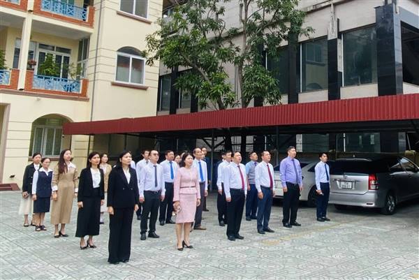 Đảng uỷ - HĐND - UBND - Uỷ ban Mặt trận Tổ quốc Việt Nam phường Hồng An tổ chức Lễ chào cờ đầu tháng 11/2025 lan tỏa tinh thần đoàn kết, quyết tâm hoàn thành nhiệm vụ