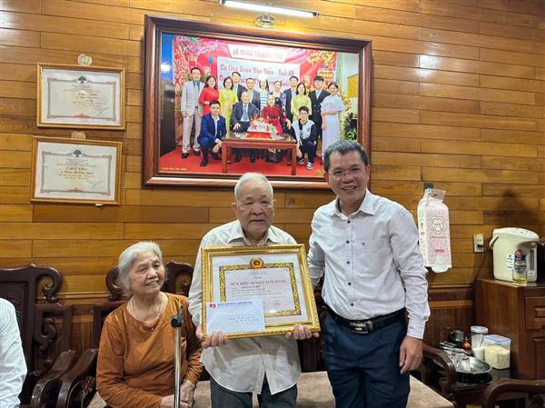 Đảng uỷ phường Hồng An trao tặng Huy hiệu đảng tại nhà cho Đảng viên