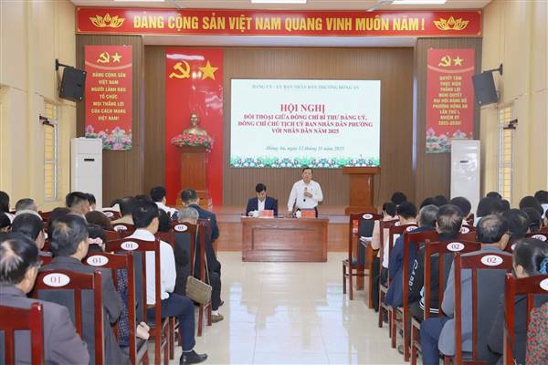 Đồng chí Bí thư Đảng uỷ và đồng chí Chủ tịch UBND phường Hồng An đối thoại với nhân dân năm 2025