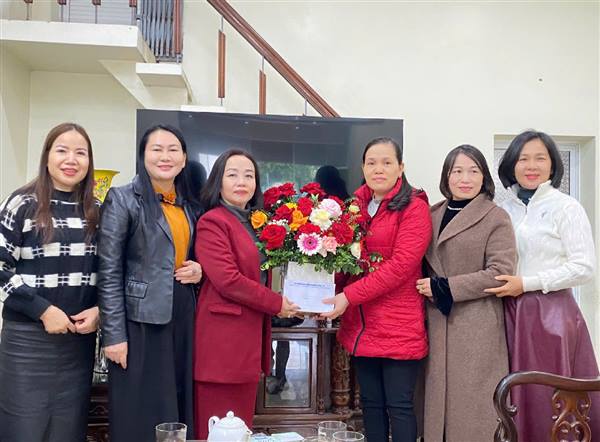 UBND phường Hồng AN thăm, tặng quà giáo viên nhân dịp kỷ niệm 43 năm Ngày Nhà giáo Việt Nam 20/11