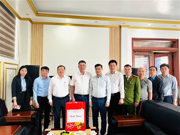 Đảng uỷ - HĐND - UBND - UBMTTQVN phường Hồng An thăm, chúc mừng các giáo họ và giáo dân tiêu biểu nhân dịp Lễ Giáng sinh năm 2025