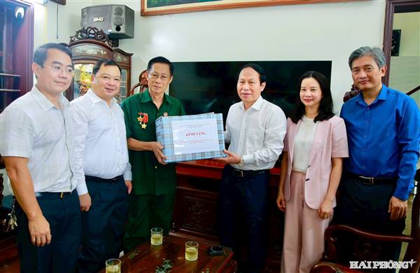 Bí thư Thành ủy Lê Tiến Châu thăm, tặng quà người có công tiêu biểu trên địa bàn phường Hồng An