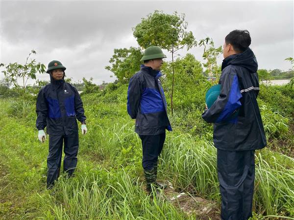 Lãnh đạo UBND phường chỉ đạo lực lượng dân quân tự vệ địa phương gia cố tuyến đê Trại Kênh