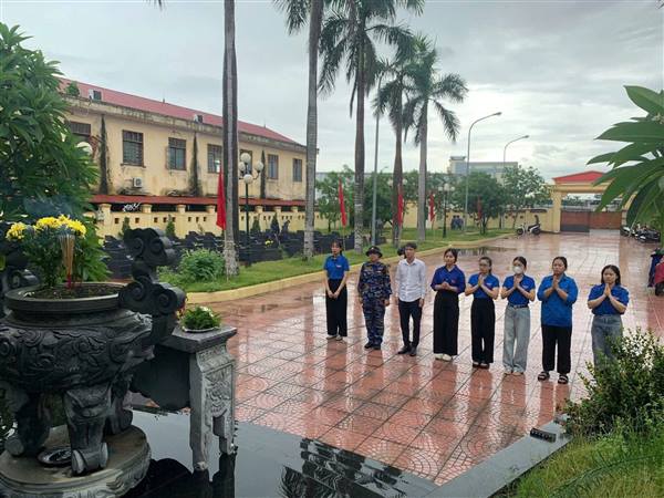 TUỔI TRẺ HỒNG AN TỔ CHỨC HOẠT ĐỘNG DỌN DẸP, DÂNG HƯƠNG TẠI NGHĨA TRANG LIỆT SĨ NHÂN DỊP 27/7