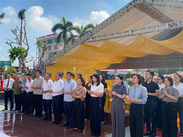 PHƯỜNG HỒNG AN TỔ CHỨC ĐOÀN DÂNG HƯƠNG VÀ THẮP NẾN TRI ÂN CÁC ANH HÙNG LIỆT SĨ 