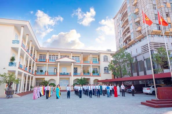Đảng ủy, HĐND, UBND, UBMTTQ Việt Nam phường Hồng An tổ chức nghi thức Chào cờ Tổ quốc, hát Quốc ca và sinh hoạt dưới cờ tháng 8/2025.