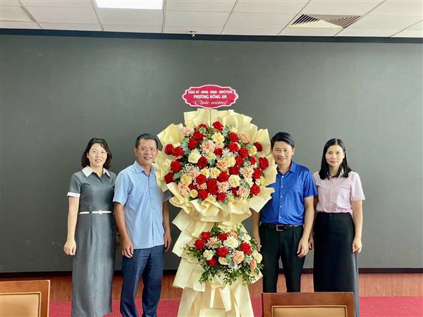 ĐẢNG UỶ PHƯỜNG HỒNG AN THĂM, CHÚC MỪNG NGÀY TRUYỀN THỐNG NGÀNH TUYÊN GIÁO CỦA ĐẢNG (01/8/1930-01/8/2025)