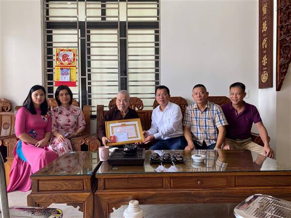 ĐẢNG UỶ PHƯỜNG HỒNG AN TRAO TẶNG, TRUY TẶNG HUY HIỆU ĐẢNG ĐỢT 02/9 NĂM 2025 TẠI NHÀ CHO ĐẢNG VIÊN