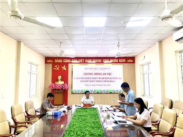 Ban Tổ chức Thành uỷ do đồng chí Lê Anh Dũng, Thành uỷ viên, Phó Trưởng Ban Thường trực Ban Tổ chức Thành uỷ làm Trưởng đoàn làm việc với Đảng uỷ phường Hồng An