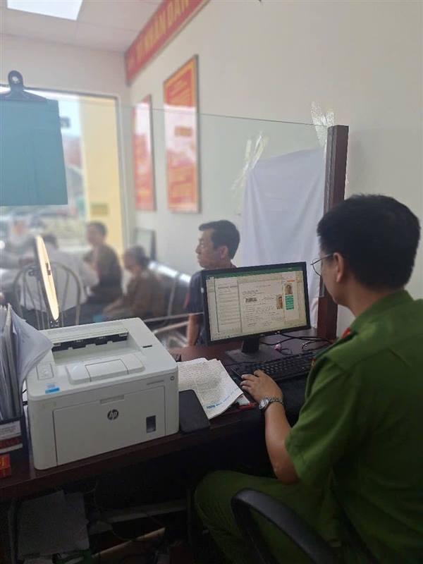 ĐẢNG UỶ PHƯỜNG HỒNG AN TRIỂN KHAI CẤP, ĐỔI THẺ ĐẢNG VIÊN TRONG TOÀN ĐẢNG BỘ