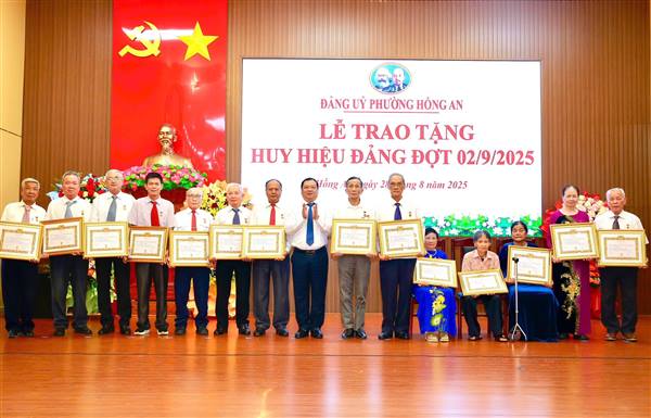 Đảng uỷ phường Hồng An: Trao tặng Huy hiệu Đảng đợt 02/9/2025 và công bố Quyết định nâng cấp các Chi bộ trường học thành các Đảng bộ cơ sở