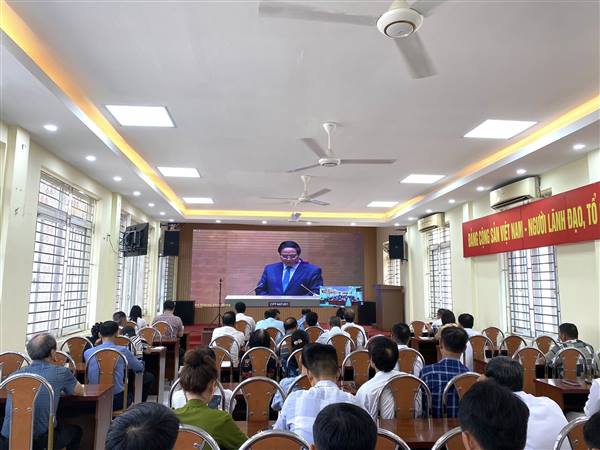 SÁNG NGÀY 16/9/2025, HƠN 350 ĐẠI BIỂU PHƯỜNG HỒNG AN THAM DỰ HỘI NGHỊ TOÀN QUỐC QUÁN TRIỆT VÀ TRIỂN KHAI 4 NGHỊ QUYẾT CỦA BỘ CHÍNH TRỊ.