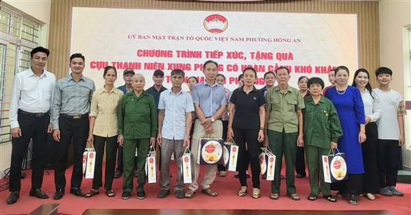 CHƯƠNG TRÌNH TIẾP XÚC, TẶNG QUÀ CỰU THANH NIÊN XUNG PHONG