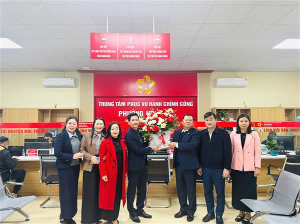 LÃNH ĐẠO PHƯỜNG HỒNG AN ĐẾN THĂM VÀ ĐỘNG VIÊN TRUNG TÂM PHỤC VỤ HÀNH CHÍNH CÔNG
