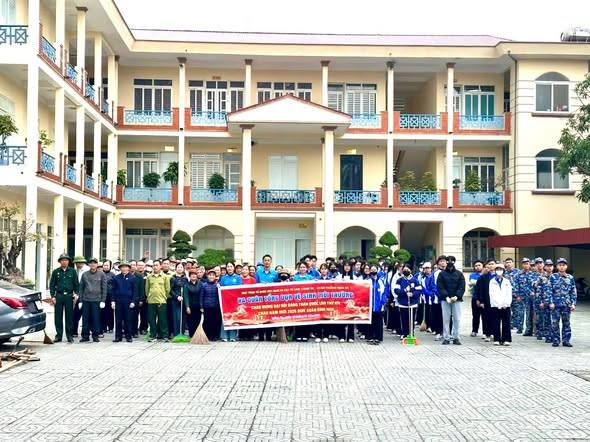 UỶ BAN MTTQ VIỆT NAM VÀ CÁC TỔ CHỨC CHÍNH TRỊ XÃ HỘI PHƯỜNG HỒNG AN RA QUÂN TỔNG DỌN VỆ SINH MÔI TRƯỜNG