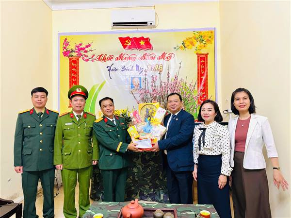 Lãnh đạo phường Hồng An thăm, chúc tết các đơn vị trực Tết nguyên đán Bính Ngọ 2026