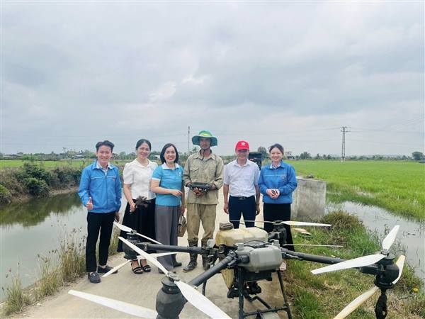 CÁC ĐOÀN THỂ PHƯỜNG HỒNG AN TỔ CHỨC CHƯƠNG TRÌNH TRẢI NGHIỆM CHUYỂN ĐỔI SỐ TRONG NÔNG NGHIỆP – ỨNG DỤNG DRONE TRONG SẢN XUẤT NÔNG NGHIỆP