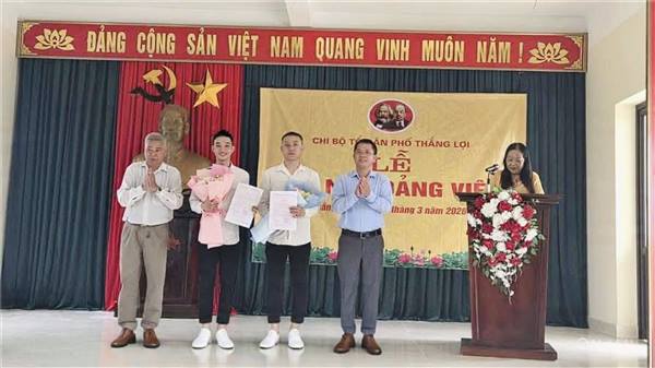 PHƯỜNG HỒNG AN KẾT NẠP 10 ĐẢNG VIÊN TRẺ TRƯỚC NGÀY NHẬP NGŨ, NÂNG CAO CHẤT LƯỢNG CHÍNH TRỊ TRONG LỰC LƯỢNG VŨ TRANG