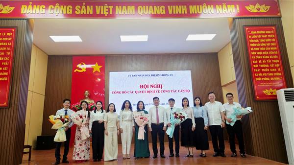 Phường Hồng An tổ chức Hội nghị công bố các Quyết định về công tác cán bộ tại một số đơn vị chuyên môn, đơn vị sự nghiệp thuộc UBND phường