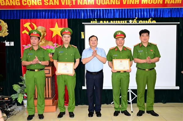 Khen thưởng Công an phường Hồng An về thành tích đấu tranh phòng, chống tội phạm