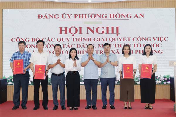 Phường Hồng An công bố các quy trình giải quyết công việc trong công tác xây dựng Đảng, Mặt trận Tổ quốc và các tổ chức chính trị - xã hội
