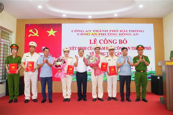 LỄ CÔNG BỐ QUYẾT ĐỊNH CỦA GIÁM ĐỐC CÔNG AN THÀNH PHỐ VỀ CÔNG TÁC CÁN BỘ TẠI CÔNG AN PHƯỜNG HỒNG AN