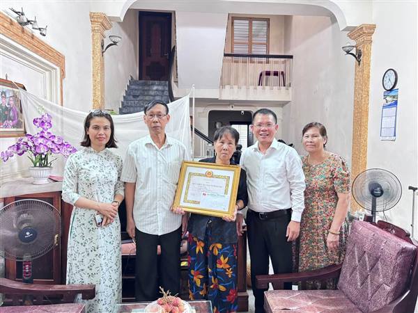 Đảng ủy phường Hồng An trao Huy hiệu Đảng đợt 19/5/2026 tại nhà cho đảng viên cao tuổi, sức yếu