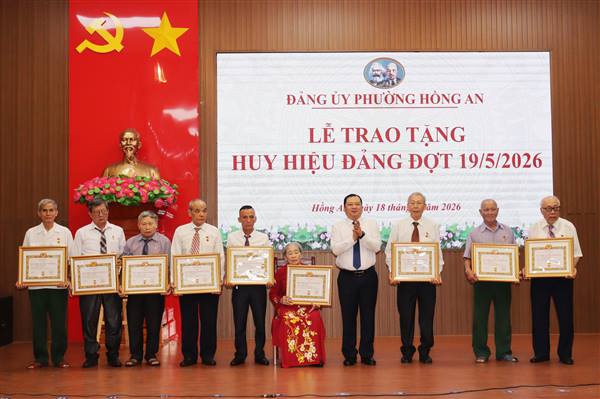 Đảng ủy phường Hồng An trao tặng Huy hiệu Đảng Đợt 19/5/2026 và công bố Quyết định thành lập chi bộ

