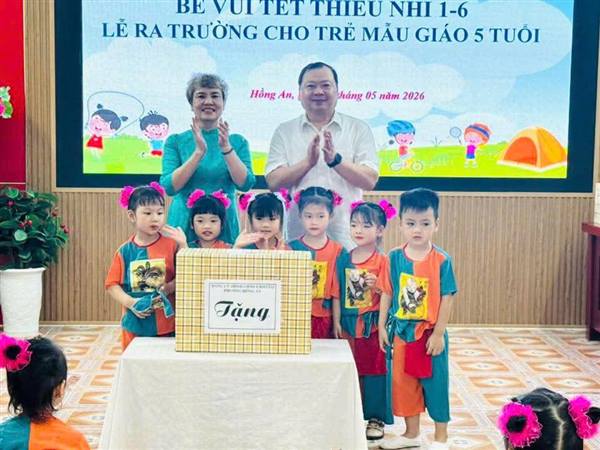 Lãnh đạo phường Hồng An thăm, tặng quà thiếu nhi nhân dịp Quốc tế Thiếu nhi 1/6