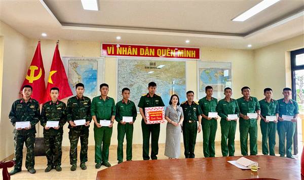 Đảng uỷ - HĐND - UBND - UBMTTQ Việt Nam phường Hồng An thăm và tặng quà Chiến sỹ đang huẩn luyện tại đơn vị 