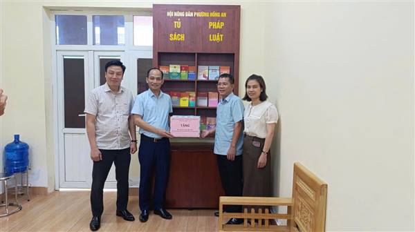 Đảng ủy phường Hồng An trao tặng  sách Luật, Bộ luật cho Câu lạc bộ “Nông dân với pháp luật” phường Hồng An.