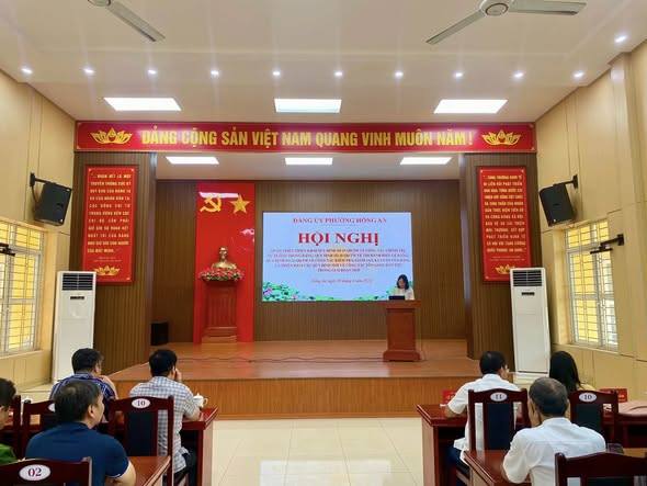 ĐẢNG ỦY PHƯỜNG HỒNG AN TỔ CHỨC HỘI NGHỊ QUÁN TRIỆT, TRIỂN KHAI CÁC QUY ĐỊNH MỚI CỦA BAN CHẤP HÀNH TRUNG ƯƠNG ĐẢNG VỀ CÔNG TÁC CHÍNH TRỊ, TƯ TƯỞNG TRONG ĐẢNG; THI HÀNH ĐIỀU LỆ ĐẢNG; CÔNG TÁC KIỂM TRA, GIÁM SÁT, KỶ LUẬT CỦA ĐẢNG VÀ CÁC VĂN BẢN VỀ CÔNG TÁC TÔN GIÁO, DÂN TỘC TRONG GIAI ĐOẠN MỚI 