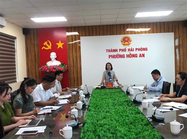 Phó Chủ tịch Thường trực UBND phường Hồng An Lê Thị Lan chủ trì họp triển khai nhiệm vụ của Ban Quản lý Quỹ Đền ơn đáp nghĩa phường