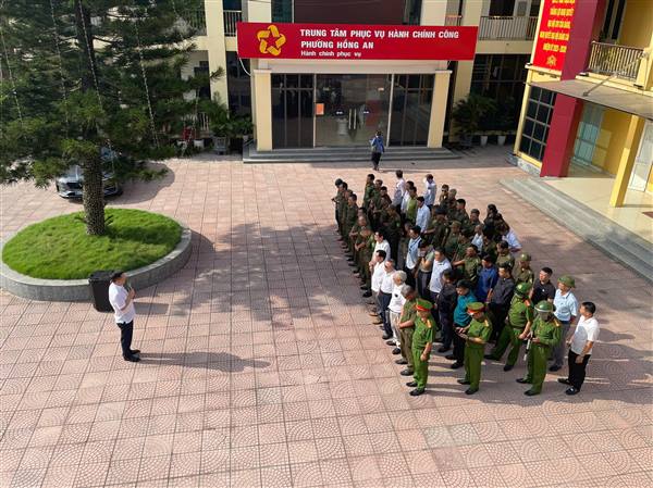 PHƯỜNG HỒNG AN: QUYẾT LIỆT RA QUÂN ĐẢM BẢO TRẬT TỰ ĐƯỜNG HÈ, VỆ SINH MÔI TRƯỜNG VÀ AN TOÀN GIAO THÔNG
