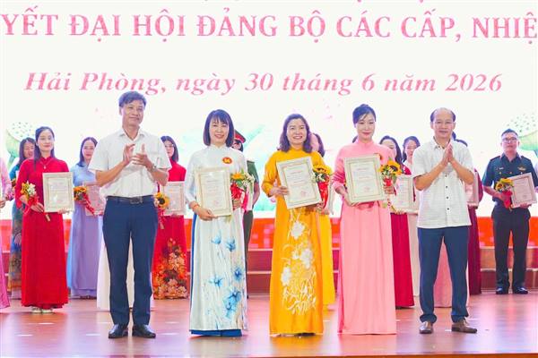 CHÚC MỪNG ĐỒNG CHÍ LÊ THỊ BỒN ĐẠT GIẢI BA HỘI THI BÁO CÁO VIÊN, TUYÊN TRUYỀN VIÊN GIỎI CẤP THÀNH PHỐ NĂM 2026