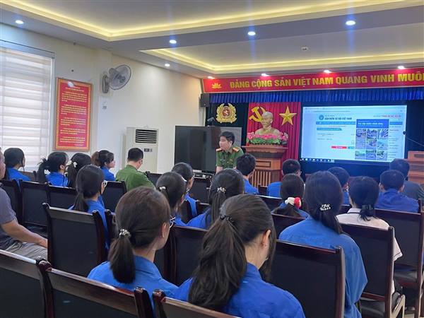 ĐOÀN PHƯỜNG HỒNG AN PHỐI HỢP CÔNG AN PHƯỜNG TRIỂN KHAI CHIẾN DỊCH RA QUÂN "MÙA HÈ SỐ CÙNG VNeID"