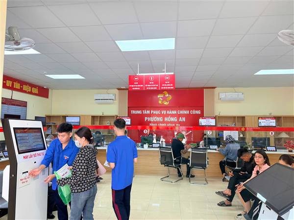 ĐOÀN THANH NIÊN PHƯỜNG HỒNG AN TÍCH CỰC HỖ TRỢ TRUNG TÂM PHỤC VỤ HÀNH CHÍNH CÔNG THEO MÔ HÌNH “CHÍNH QUYỀN THÂN THIỆN”
