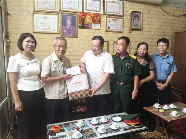 Đảng ủy - HĐND - UBND - UBMTTQ Việt Nam phường Hồng An thăm và tặng quà các gia đình chính sách trên địa bàn phường