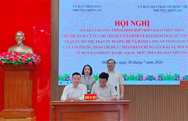 Phường Hồng An ký kết Chương trình phối hợp triển khai thực hiện Chỉ thị số 17 về bảo đảm trật tự công cộng, trật tự đô thị gắn với phong trào bảo vệ môi trường.