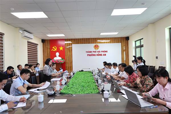 ĐOÀN GIÁM SÁT CỦA UỶ BAN MTTQ VIỆT NAM THÀNH PHỐ GIÁM SÁT VIỆC THỰC HIỆN GIẢI QUYẾT THỦ TỤC HÀNH CHÍNH GẮN VỚI VIỆC VẬN HÀNH MÔ HÌNH CHÍNH QUYỀN 2 CẤP TẠI PHƯỜNG HỒNG AN.
