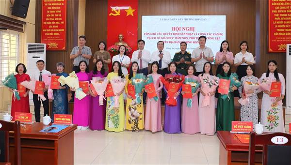 Phường Hồng An công bố các Quyết định sáp nhập và công tác cán bộ tại các cơ sở giáo dục mầm non, phổ thông công lập
