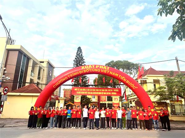 HƠN 300 NGƯỜI THUỘC CÁC LỰC LƯỢNG PHƯỜNG HỒNG AN THAM GIA CHƯƠNG TRÌNH ĐI BỘ TOÀN QUỐC “CÙNG VIỆT NAM TIẾN BƯỚC”