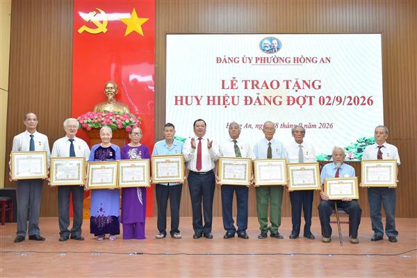 Đảng ủy phường Hồng An trao tặng Huy hiệu Đảng đợt 2/9/2026