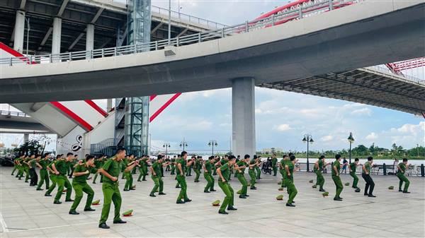 CÔNG AN PHƯỜNG HỒNG BÀNG TỔ CHỨC KIỂM TRA CHẤT LƯỢNG TẬP HUẤN ĐIỀU LỆNH, QUÂN SỰ, VÕ THUẬT NĂM 2025