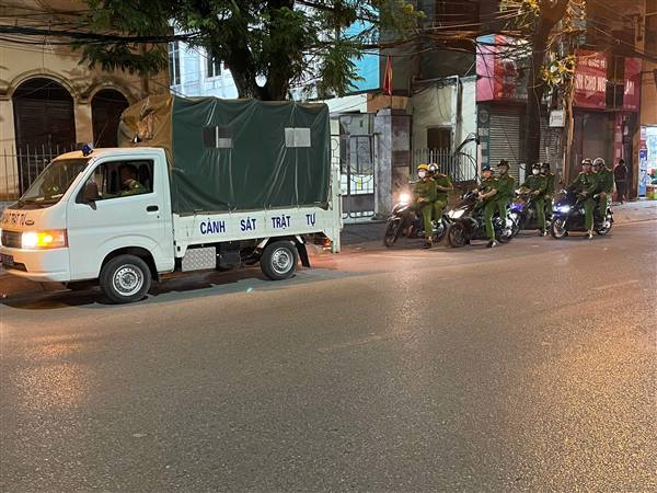 Lực lượng Công an và lực lượng ANTT cơ sở phường Hồng Bàng ra quân duy trì trật tự tuyến phố Thế Lữ các ngày cuối tuần. 