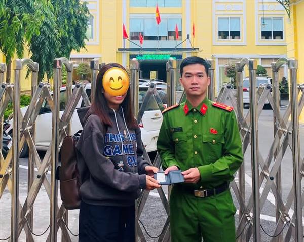 Công an phường Hồng Bàng trả lại tài sản đánh rơi cho công dân ở tỉnh ngoài